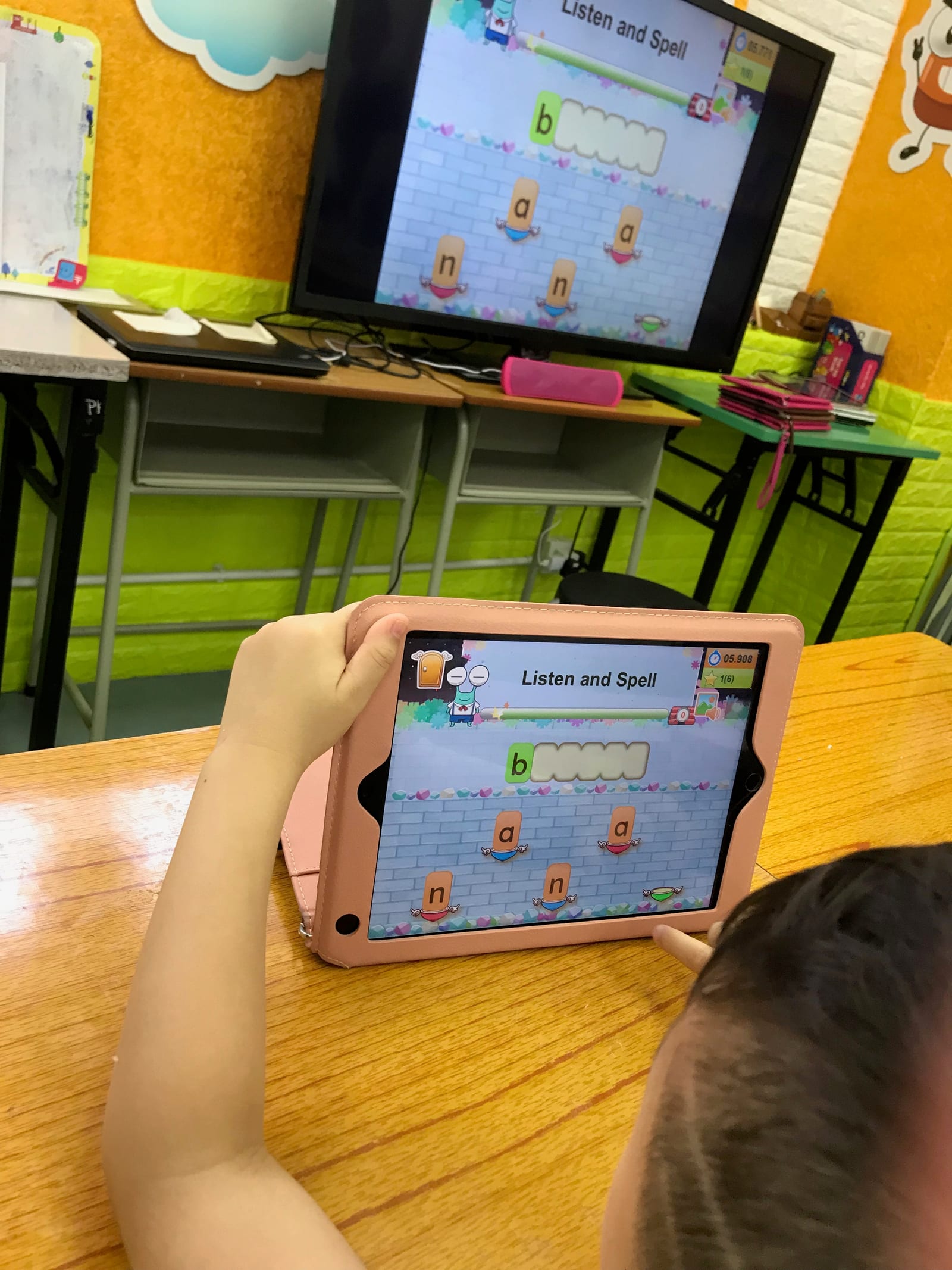 幼儿在课室以平板电脑进行英语「Listen and Spell」拼字练习